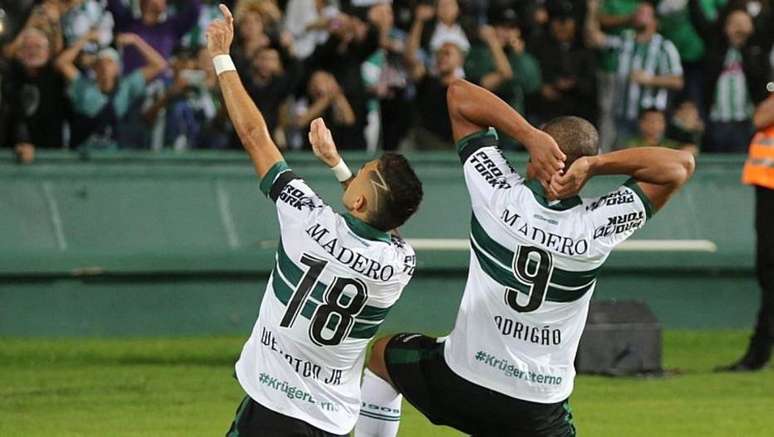 Rodrigão (camisa 9) fez dois gols na vitória do Coritiba
