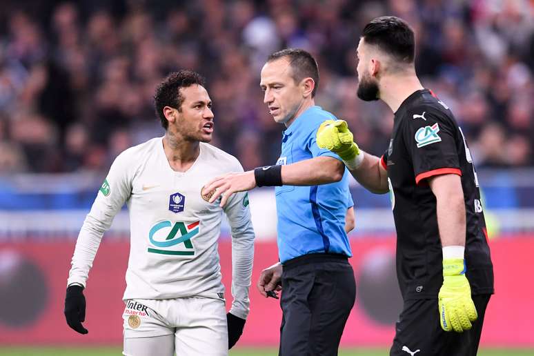 Neymar reclama durante partida entre PSG e Rennes, na final da Copa da França