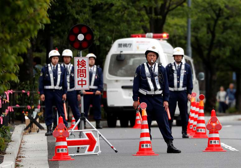 Policiais fazem guarda em posto de controle em frente ao Pal&aacute;cio Imperial em T&oacute;quio
29/04/2019 REUTERS/Issei Kato