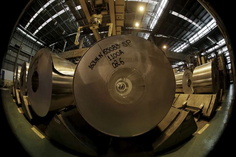 Rolos de alumínio em fábrica em Pindamonhangaba, Brasil
19/06/2015
REUTERS/Paulo Whitaker