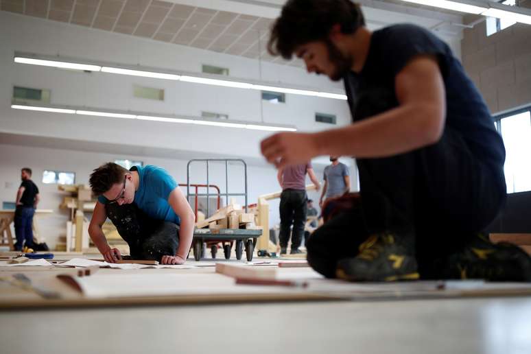 Jovens em treinamento  na associação Les Compagnons du Devoir, em Gennevilliers, perto de Paris 24/4/2019  REUTERS/Benoit Tessier