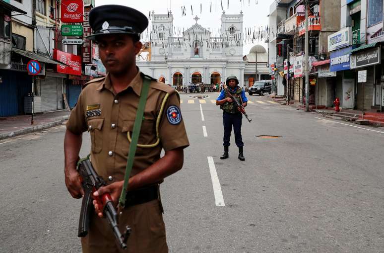 Agentes de segurança se posicionam perto de igreja em Colombo
29/04/2019
REUTERS/Danish Siddiqui