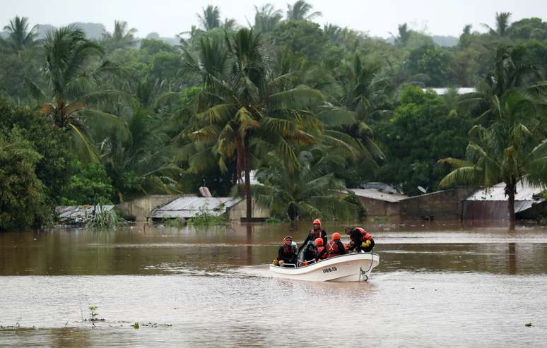 Equipes de resgate em &aacute;rea alagada de Pemba, Mo&ccedil;ambique, ap&oacute;s passagem do ciclone Kenneth 
28/04/2019
REUTERS/Mike Hutchings