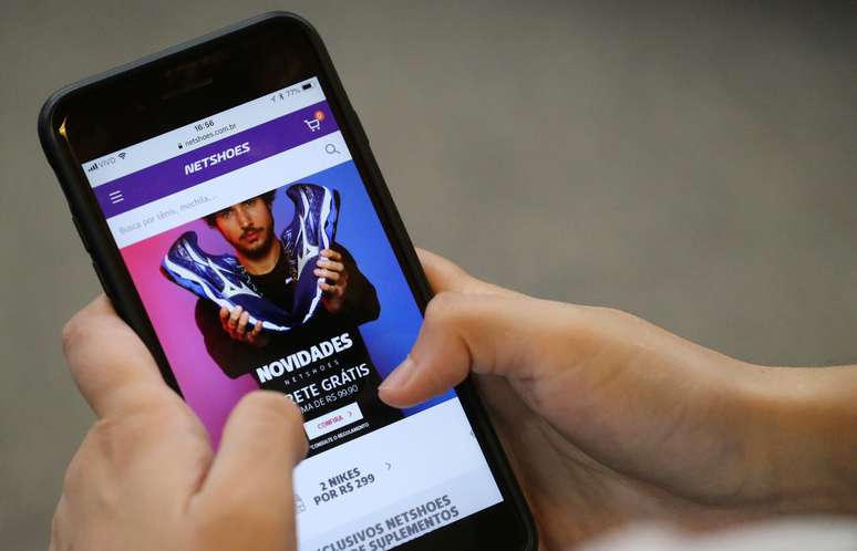Página da Netshoes na internet é mostrado na tela de um telefone. 17/8/2018. REUTERS/Sergio Moraes/Illustration