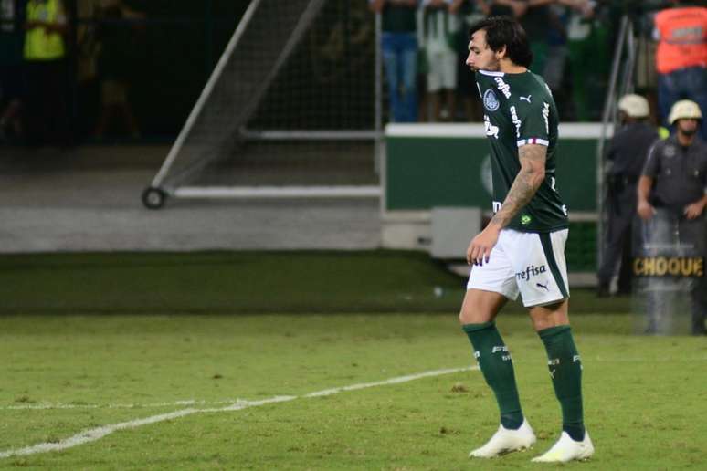 Ricardo Goulart sentiu dores no joelho direito e foi substituído (Foto: Bruno Ulivieri/O Fotográfico)