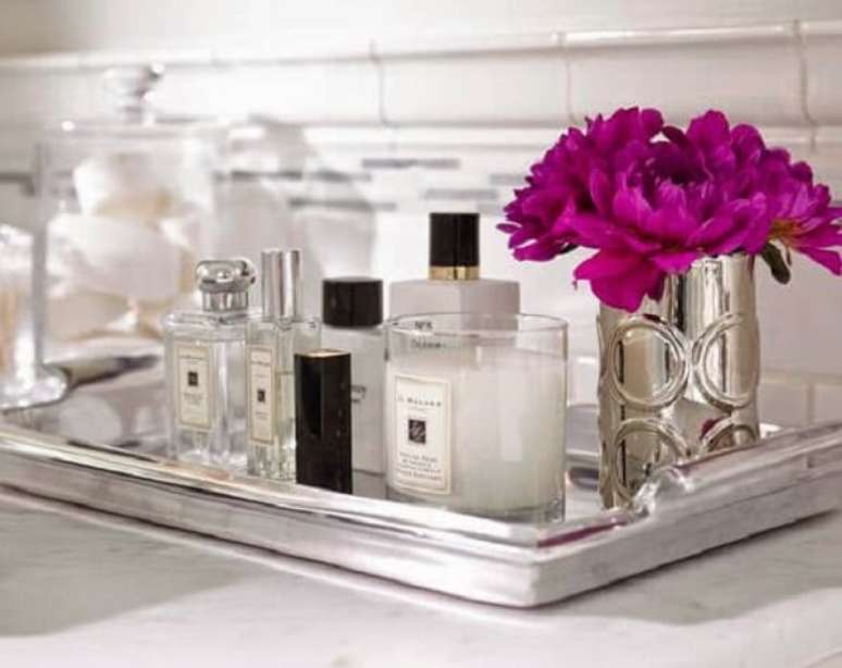 12 &ndash; Bandeja e organizadores utilizados como enfeites para bancada de banheiro. Fonte: Anne Makeup