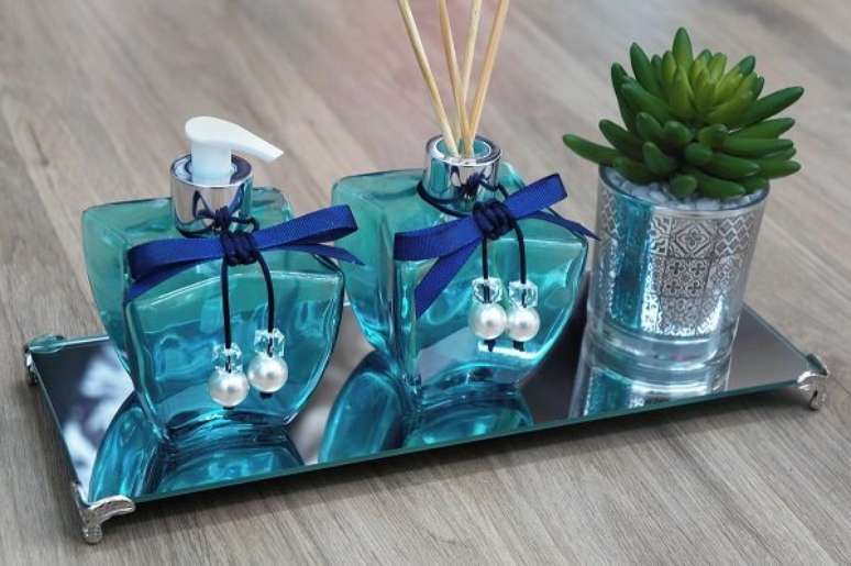 13 &ndash; Bandeja espelhada com saboneteira usadas como enfeites para pia de banheiro. Fonte: Elo 7