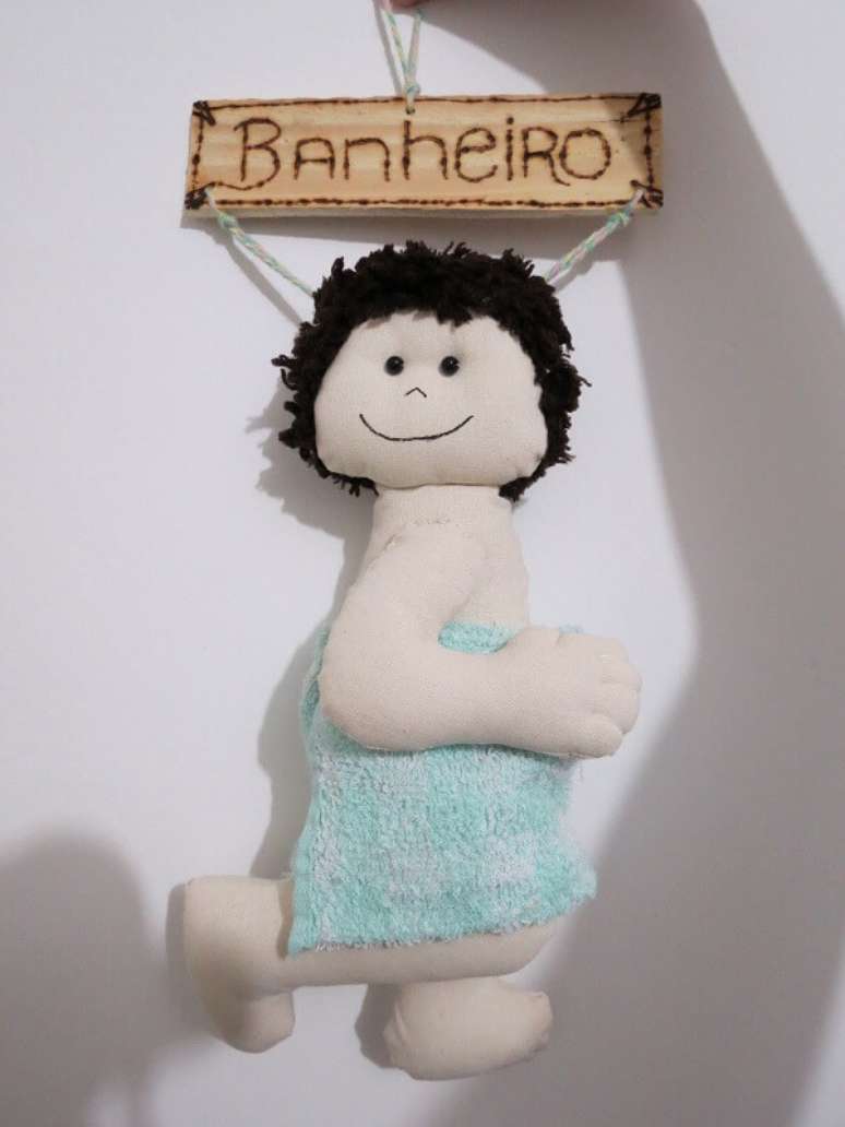 15 – Boneco menino utilizado com enfeites para banheiro. Fonte: Blog Eu Amo Artesanar