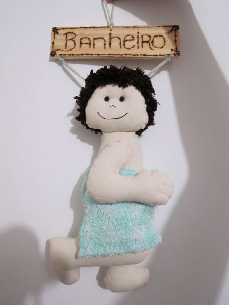 15 &ndash; Boneco menino utilizado com enfeites para banheiro. Fonte: Blog Eu Amo Artesanar
