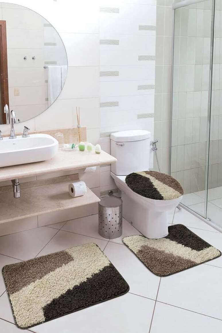 16 – Conjunto de tapetes utilizados como enfeites para banheiro pequeno. Fonte: Mix Lar