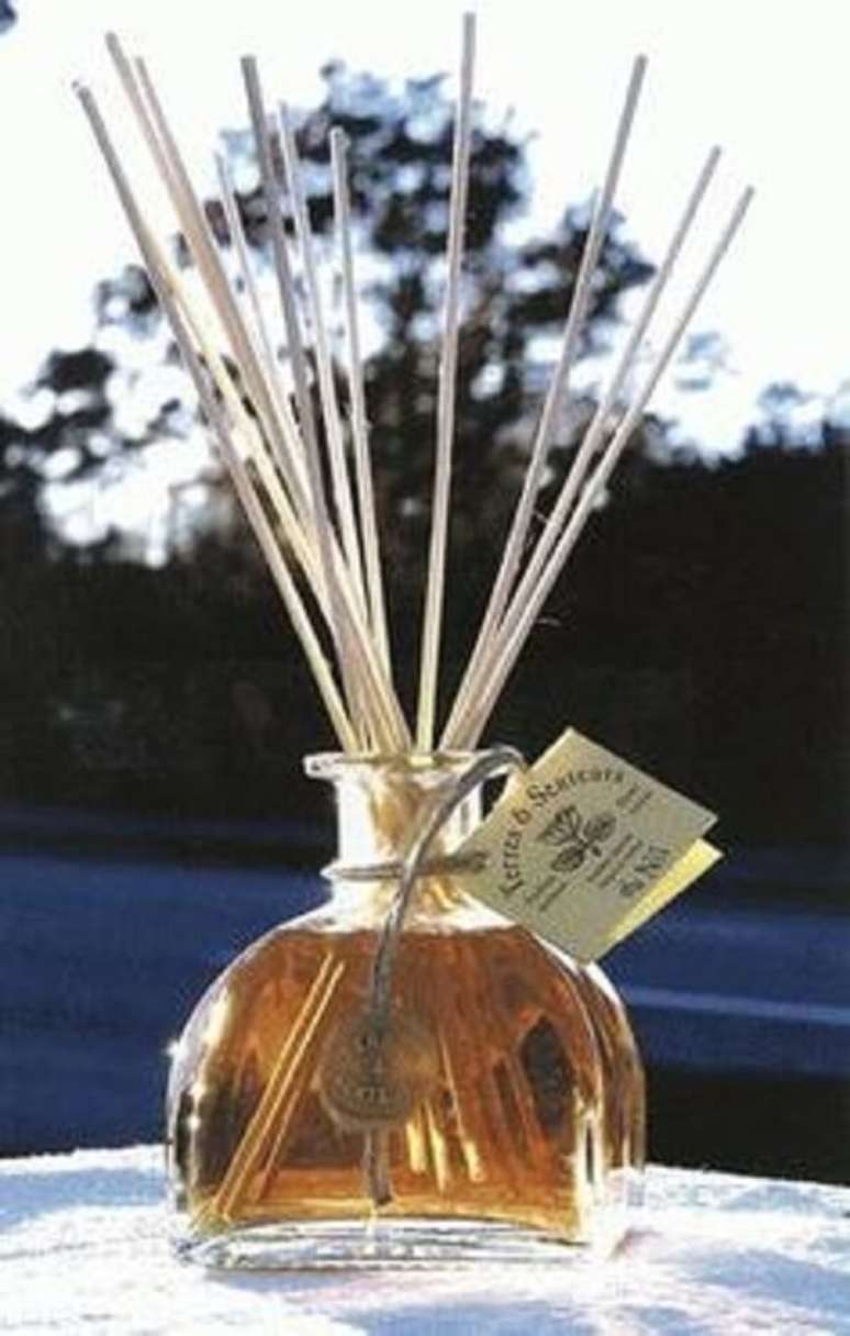 18 &ndash; Difusores de aroma utilizado como enfeites para pia de banheiro. Fonte: Pinterest