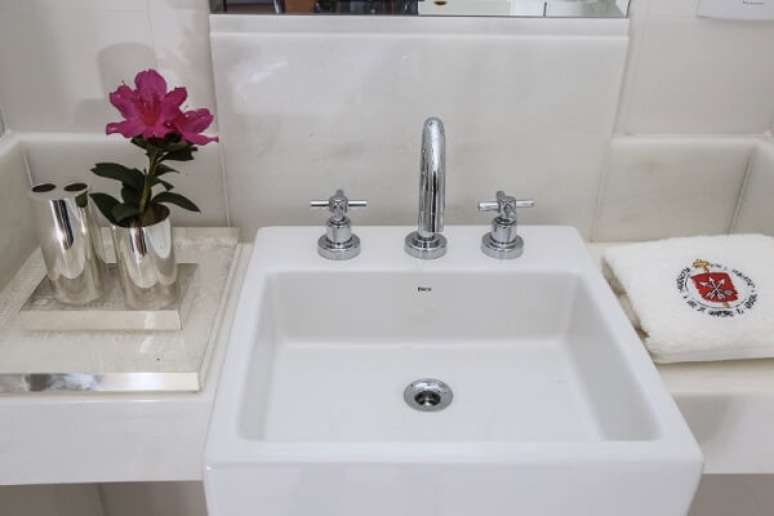 23 &ndash; Flores como enfeites para banheiro. Fonte: Cultura Mix