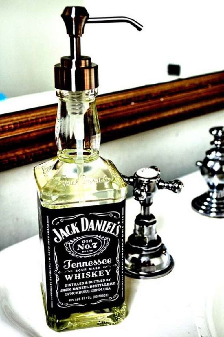24 &ndash; Garrafa de Whiskey Jack Daniel&rsquo;s transformada em saboneteira. Fonte: Pinterest
