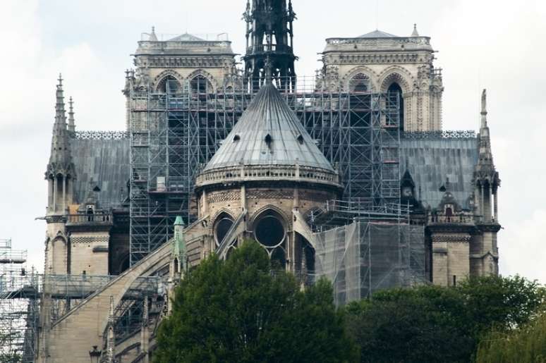 Parte traseira da Catedral de Notre Dame com trabalhos da renovação e dias do andaime antes do fogo