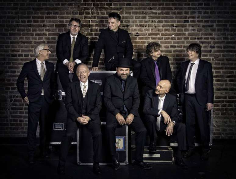 Banda King Crimson em sua atual formação, com oito integrantes.