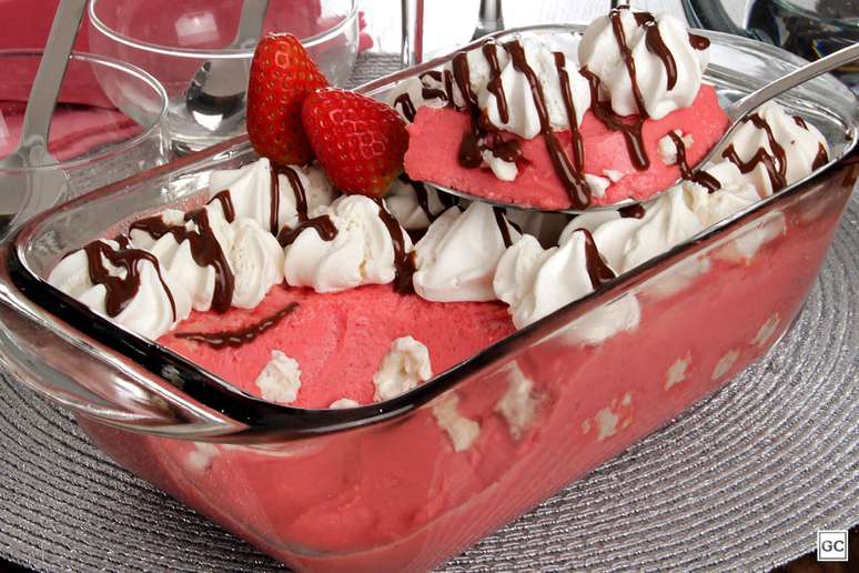 Mousse de morango com suspiro