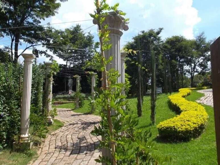 10- A planta pingo de ouro pode formar desenhos no paisagismo de parques. Fonte: Terracota Paisagismo