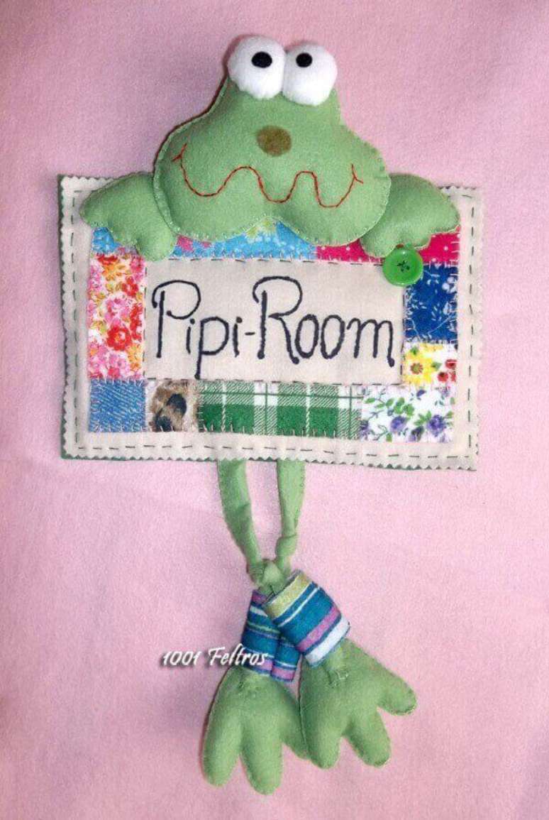 26 &ndash; Plaquinha em feltro utilizada como enfeites para banheiro. Fonte: 1001 Feltros