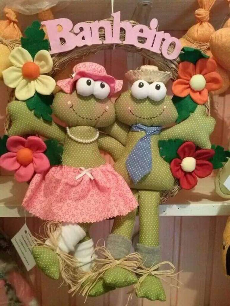 27 &ndash; Plaquinha em patchwork utilizado como enfeites para banheiro. Fonte: Pinterest