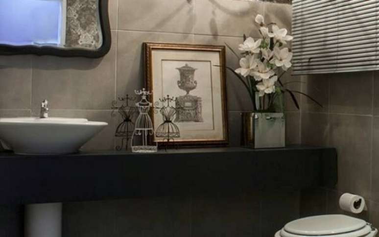 30 &ndash; Quadros podem ser utilizados como enfeites para banheiro. Fonte: Delas