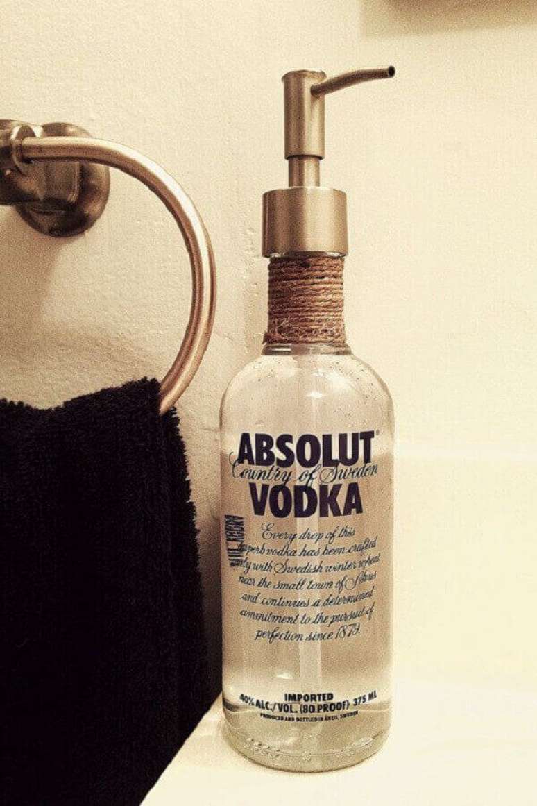 31 &ndash; Reaproveite a garrafa de vidro e transforme em uma saboneteira. Fonte: Pinterest