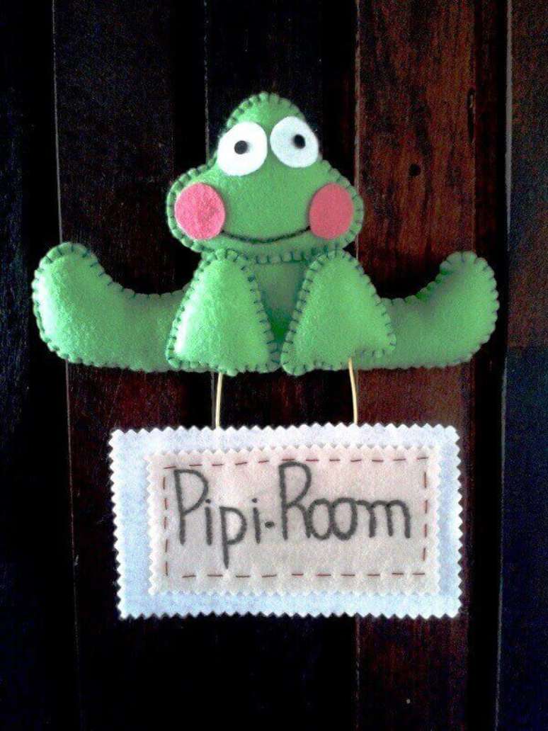 33 &ndash; Sapo em feltro utilizado como enfeites para banheiro. Fonte: Pinterest