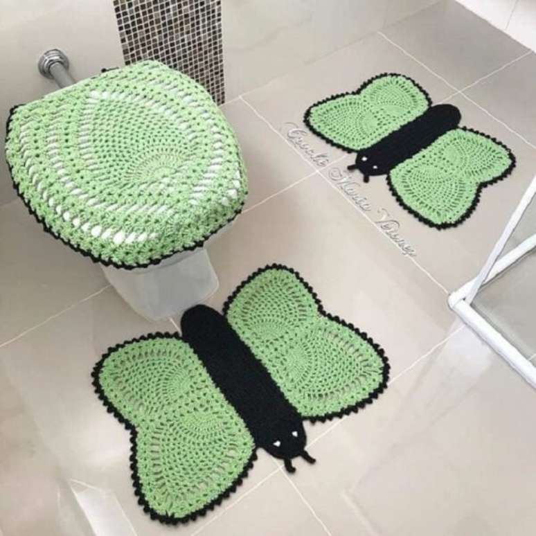 37 – Tapete de crochê utilizado como enfeites para banheiro pequeno. Fonte: Tua Casa