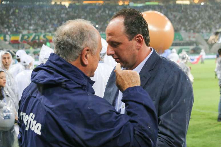 Rogério Ceni, técnico do Fortaleza, e Luiz Felipe Scolari, do Palmeiras se abraçam antes do início da partida entre Palmeiras x Fortaleza, pela 1ª rodada do Brasileirão na Arena Allianz Parque