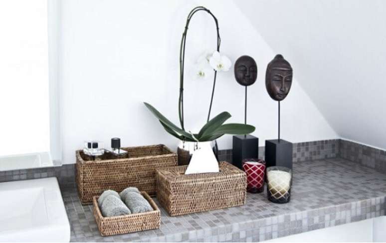 50 &ndash; Velas e cestos organizadores e utilizados como enfeites para banheiro pequeno. Fonte Westwing