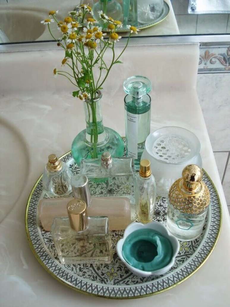 42 – Vidros e frascos vintage utilizados como enfeites para banheiro. Fonte: Anne Makeup