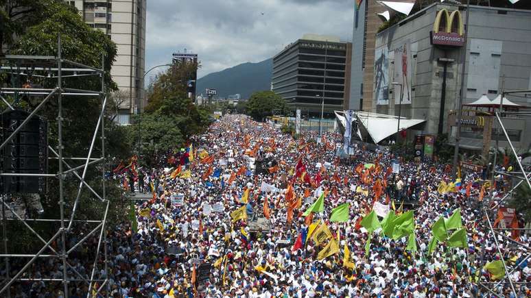Dezenas de milhares de venezuelanos saíram às ruas em fevereiro de 2014 para protestar contra o governo de Nicolás Maduro