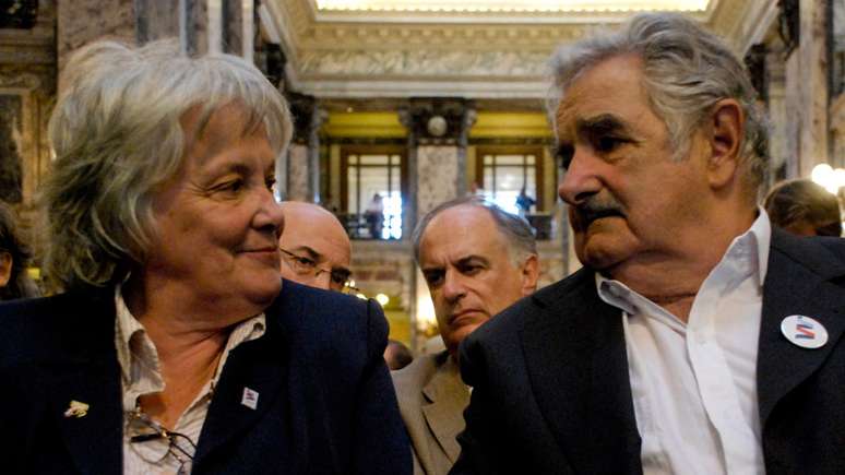 Jos&eacute; 'Pepe' Mujica foi presidente do Uruguai de 2010 a 2015, enquanto Luc&iacute;a Topolansky &eacute; vice-presidente do pa&iacute;s desde 2017