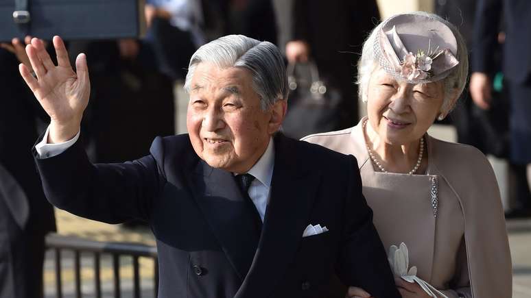 Muitos choraram ao ver o imperador Akihito no último compromisso oficial antes de abdicar ao trono