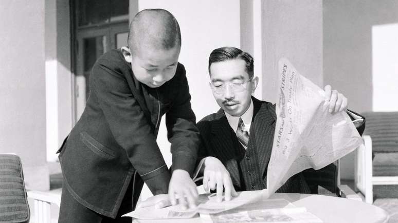 Hirohito e o então príncipe Akihito lendo o jornal