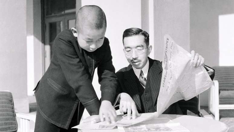 Hirohito e o ent&atilde;o pr&iacute;ncipe Akihito lendo o jornal