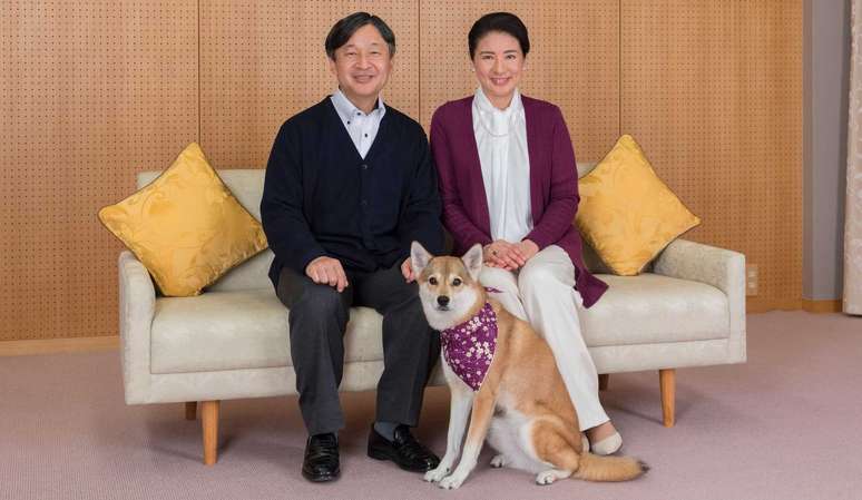 Prestes a assumir o trono: príncipe Naruhito e a princesa Masako com o cão Yuri