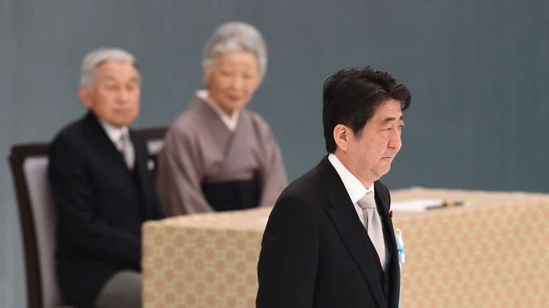 O primeiro-ministro japonês Shinzo Abe tem posições diferentes das que o imperador Akihito defende