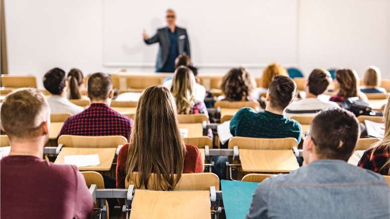 Governo federal anunciou que está avaliando retirar recursos de cursos de ciências humanas