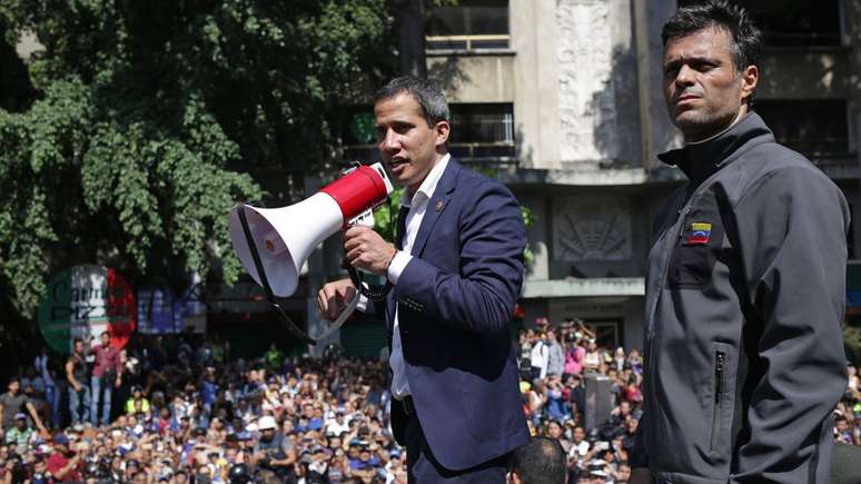 Juan Guaidó ao lado de um dos principais oposicionistas, Leopoldo López, que foi liberdado da prisão nesta terça
