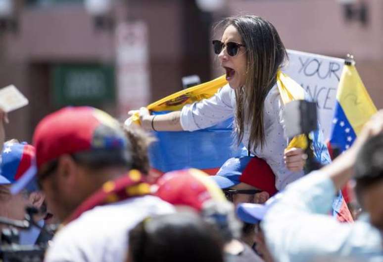 Protesto contra Maduro em frente à Embaixada da Venezuela em Washington, nos EUA