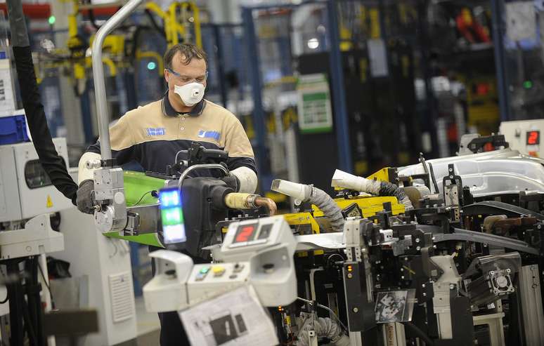 Trabalhador em linha de montagem de fábrica na Itália 
22/05/2014
REUTERS/Giorgio Perottino 