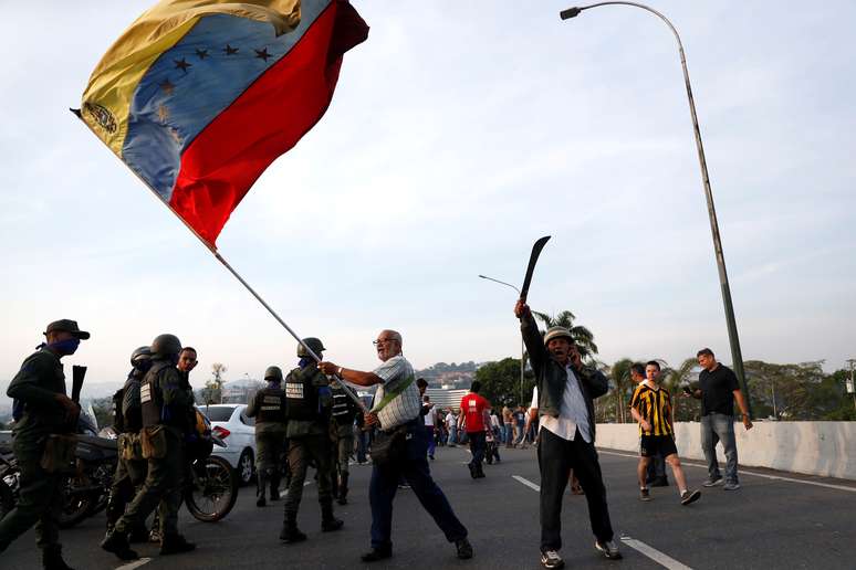 Simpatizante da oposição na Venezuela balança bandeira do país perto de base aérea de "La Carlota" em Caracas
30/04/2019 REUTERS/Carlos Garcia Rawlins