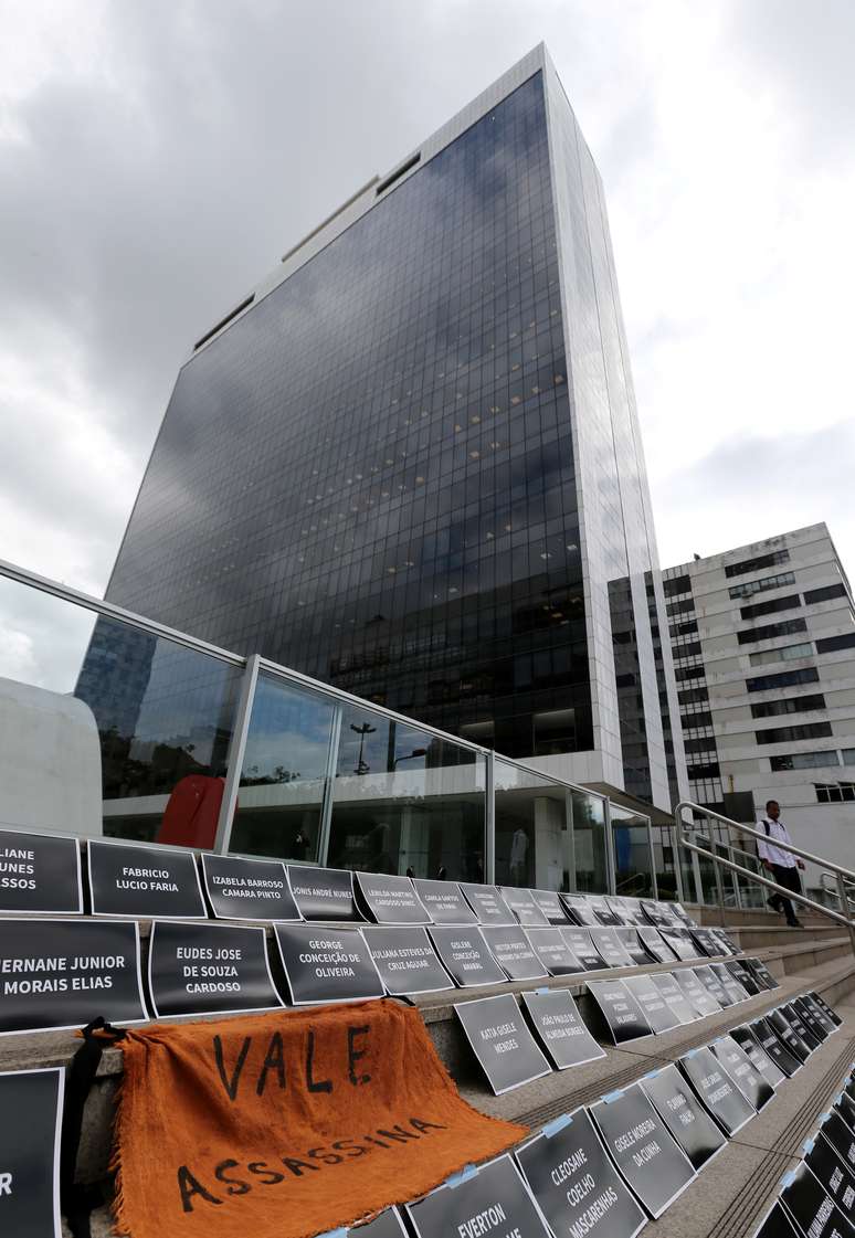 Manifestantes colocam placas com nomes de v&iacute;timas do rompimento de uma barragem de rejeitos da Vale SA, durante assembleia de acionistas, em frente &agrave; sede da empresa brasileira, no Rio de Janeiro.  REUTERS/Sergio Moraes