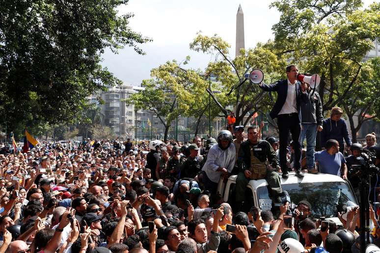 Líder da oposição da Venezuela, Juan Guaidó, discursa para apoiadores em Caracas
30/04/2019
REUTERS/Carlos Garcia Rawlins
