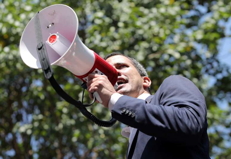 Guaidó discursa a manifestantes em Caracas 30/4/2019 REUTERS/Manaure Quintero 