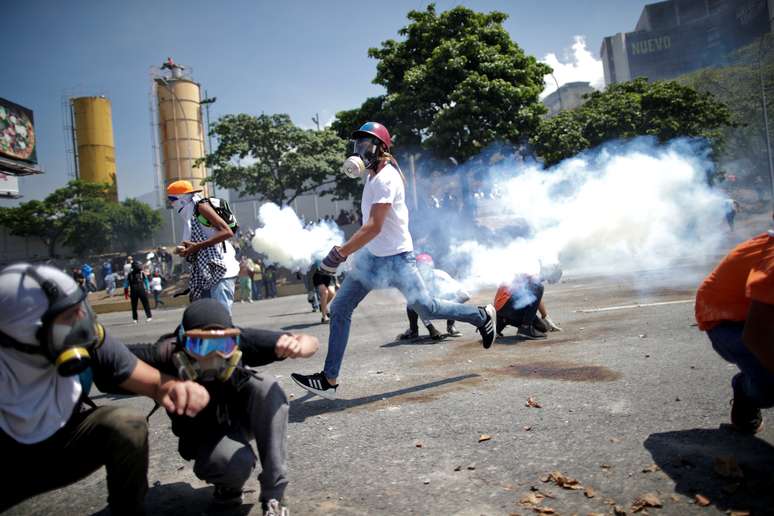 Bomba de g&aacute;s lacrimog&ecirc;neo explode entre manifestantes em Caracas
30/04/2019
REUTERS/Ueslei Marcelino