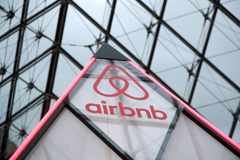 Logotipo do Airbnb numa pirâmide de vicro na frente do Museu do louvre, em Paris. 12/3/2019. REUTERS/Charles Platiau/File Photo - 