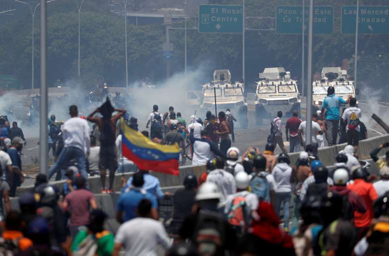 Manifestantantes de oposição enfrentam forças de segurança perto de base aérea em Caracas
30/04/2019
REUTERS/Carlos Garcia Rawlins
