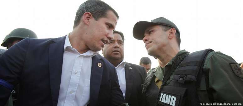 Autoproclamado presidente interino Juan Guaidó conversa com um oficial das Forças Armadas Nacionais Bolivarianas