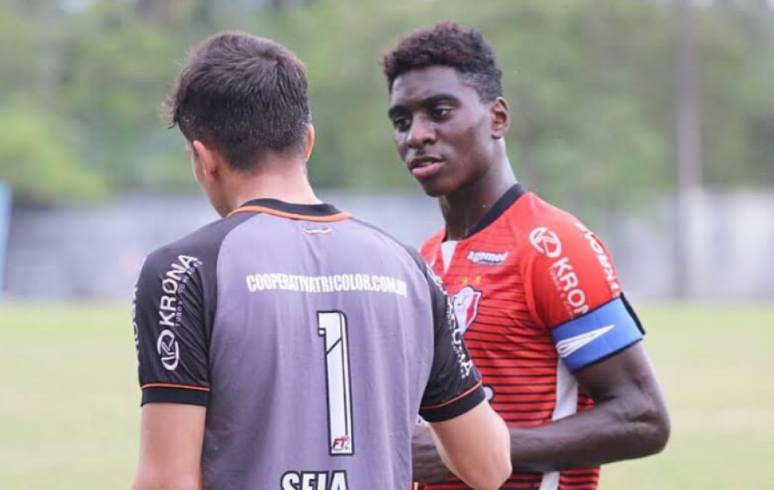 Lateral-esquerdo Bruno (à esq.) lidera Catarinense Sub-20 com JEC (Foto: Divulgação)